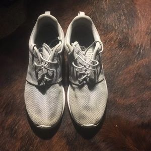 Nike roshe grey size 8.5 men 10 women